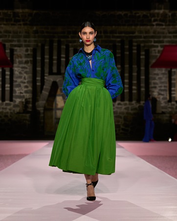 كارولينا هيريرا تلتقي بالغروب المكسيكي في مجموعة ريزورت 2025 والنتيجة تصاميم فريدة من نوعها